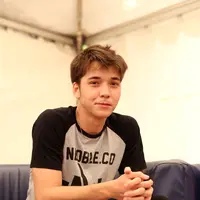 Dalam sinetron 'Anak Jalanan' ia memerankan Boy. Anak pasangan Clinton Avery (Amerika Serikat) dan Ellen Thelma Umboh, ini beradu akting dengan kekasihnya, Natasha Wilona. (Andy Masela/Bintang.com)