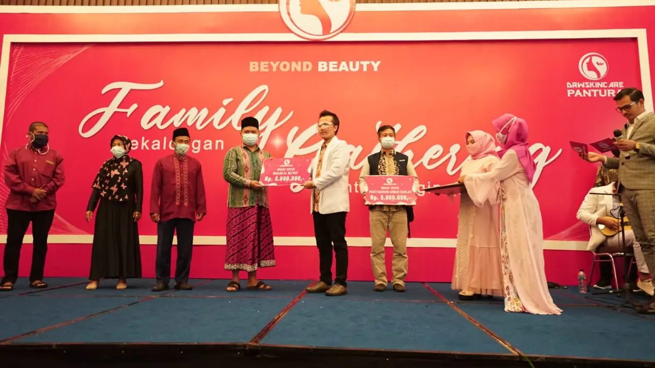 Gelar Family Gathering di Pekalongan, DrW Skincare Serahkan Wakaf pada Panti Asuhan dan Masjid