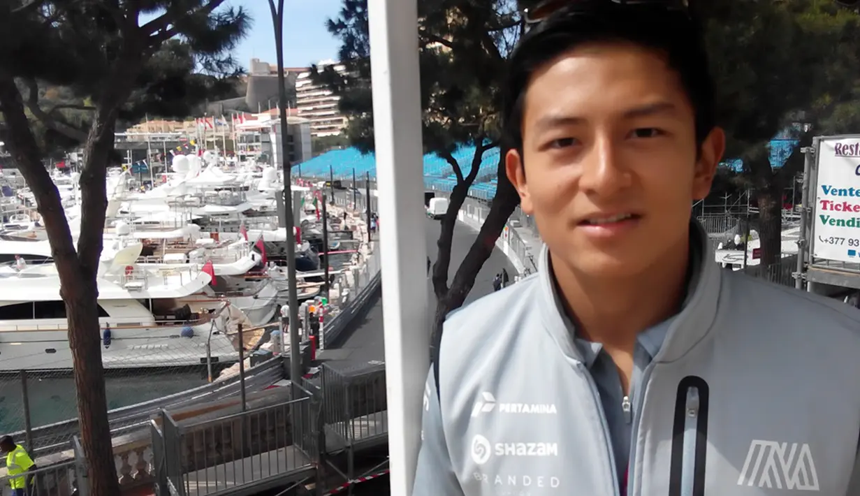 Rio Haryanto berpose di Sirkuit Monako yang akan menjadi lintasan balap F1 GP Monako, Rabu (25/5/2016). Rio Haryanto pernah meraih podium di sirkuit ini saat balapan GP2 musim 2014. (Rio Haryanto Media)