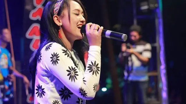 6 Foto Jadul Happy Asmara di Awal Karier Orkes Dangdut, Tampil Makeup Tebal