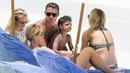 Cristiano Ronaldo bersama anak dan para kerabat di Pantai Bahama. (Splash News via Daily Mail)