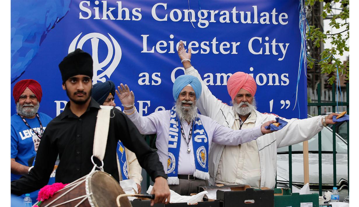Suporter Leicester City dari Sikh menari dan bernyanyi dengan ciri khas budayanya merayakan titel juara Liga Inggris di Stadion King Power, Leicester, (7/5/2016). (AFP/Adrian Dennis)