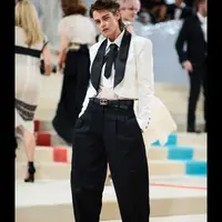 Kristen Stewart tampil dengan gaya boyish di Met Gala 2023 (@kristen_archives)