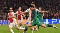 Penyerang Spurs, Son Heung-Min pada leg kedua semifinal Liga Champions yang berlangsung di Stadion Amsterdam Arena, Amsterdam, Kamis (9/5). Spurs menang 3-2 atas Ajax. (AFP/Emmanuel Dunand)