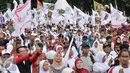Massa pendukung pasangan Cagub dan Cawagub DKI Jakarta no urut 3 Anies Baswedan-Sandiaga membawa bendera dan atribut partai memadati Lapangan Banteng saat kampanye akbar, Jakarta, Minggu (5/2). (Liputan6.com/Yoppy Renato)