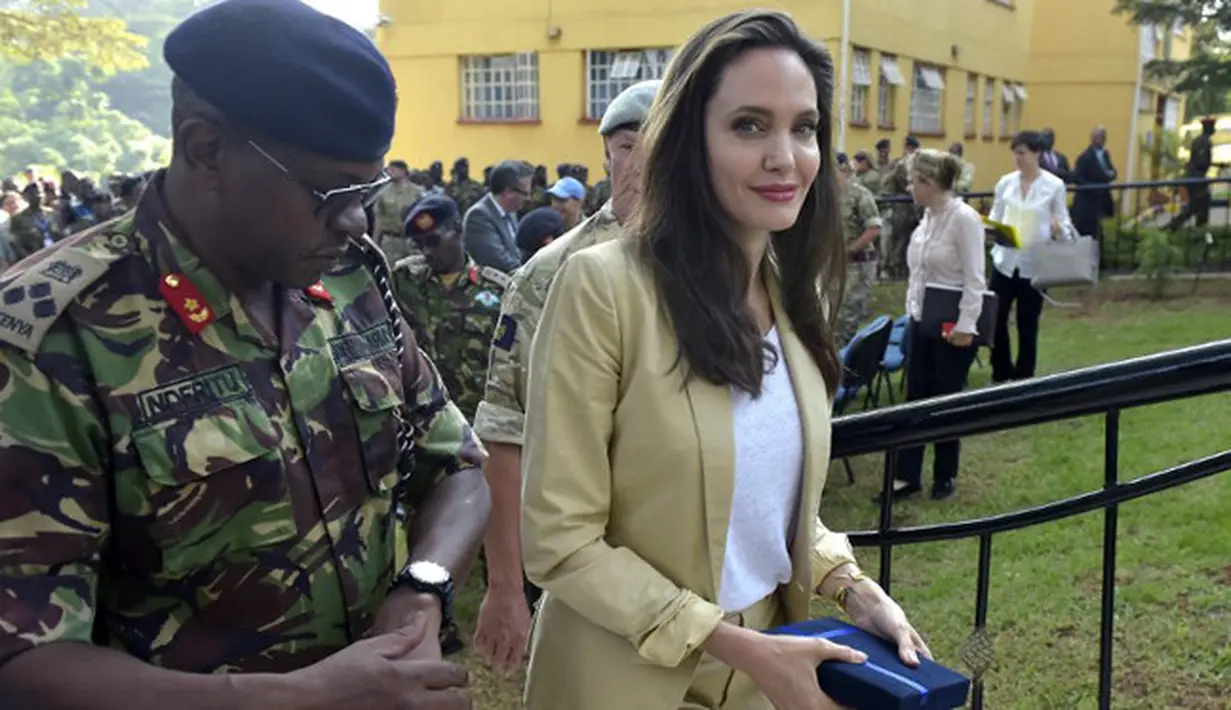 Setelah itu, Jolie pun mengunjungi International Peace Support Training Centre untuk melihat para personel militer berlatih dan para polisi yang terlibat misi pasukan perdamaian PBB dan Afrika. (AFP/Bintang.com)