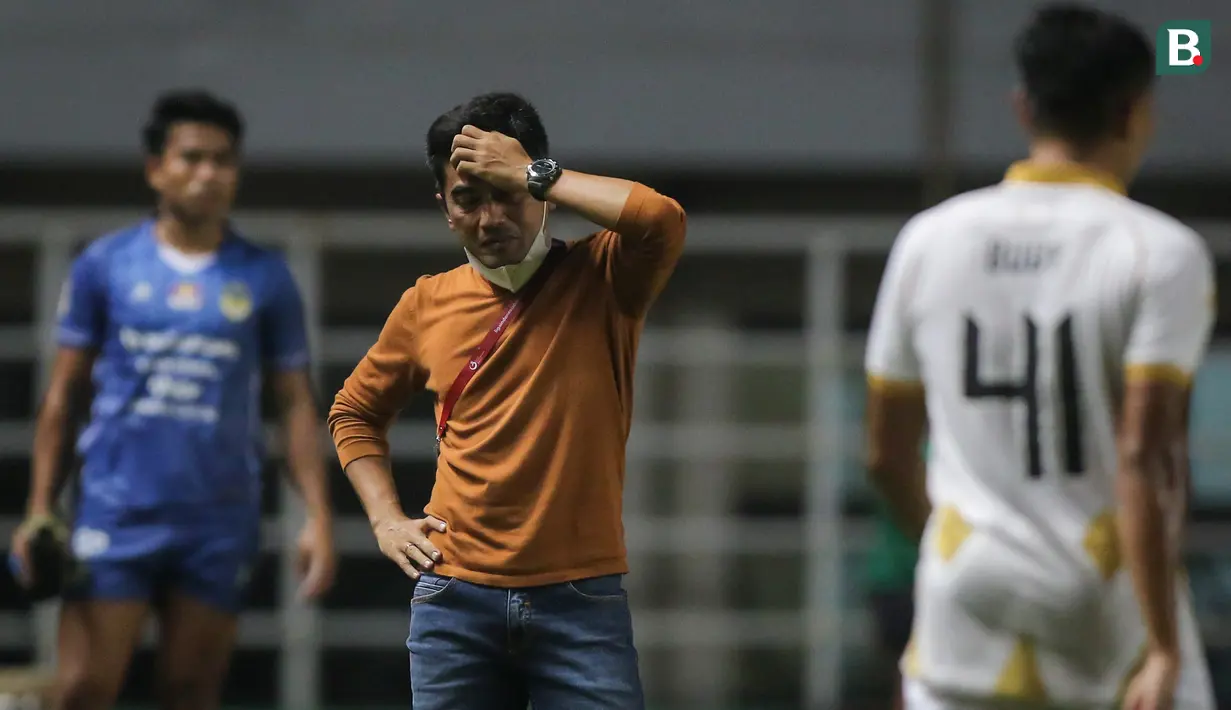 Ekspresi kecewa pelatih PSIM Yogyakarta, Seto Nurdiyantoro saat menghadapi Martapura Dewa United dalam laga perebutan tempat ketiga Liga 2 2021 di Stadion Pakansari, Bogor, Kamis (30/12/2021). (Bola.com/Bagaskara Lazuardi)