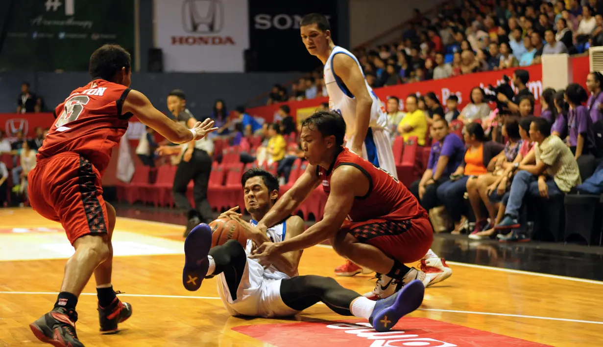 Pebasket Satria Muda Britama Jakarta, Gunawan (kedua kiri) berebut bola dengan pemain Stadium Jakarta di laga NBL Championship 2015, Sabtu (2/5/2015). Satria Muda unggul tipis 61-59 atas Stadium Jakarta. (Liputan6.com/Helmi Fithriansyah)