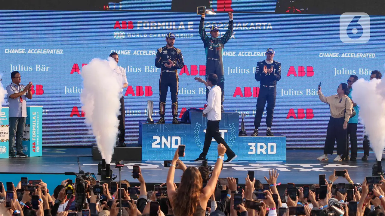 Jokowi Serahkan Piala ke Juara Formula E Jakarta Mitch Evans