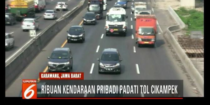 Jelang Tahun Baru, Ribuan Kendaraan Padati Tol Cikampek