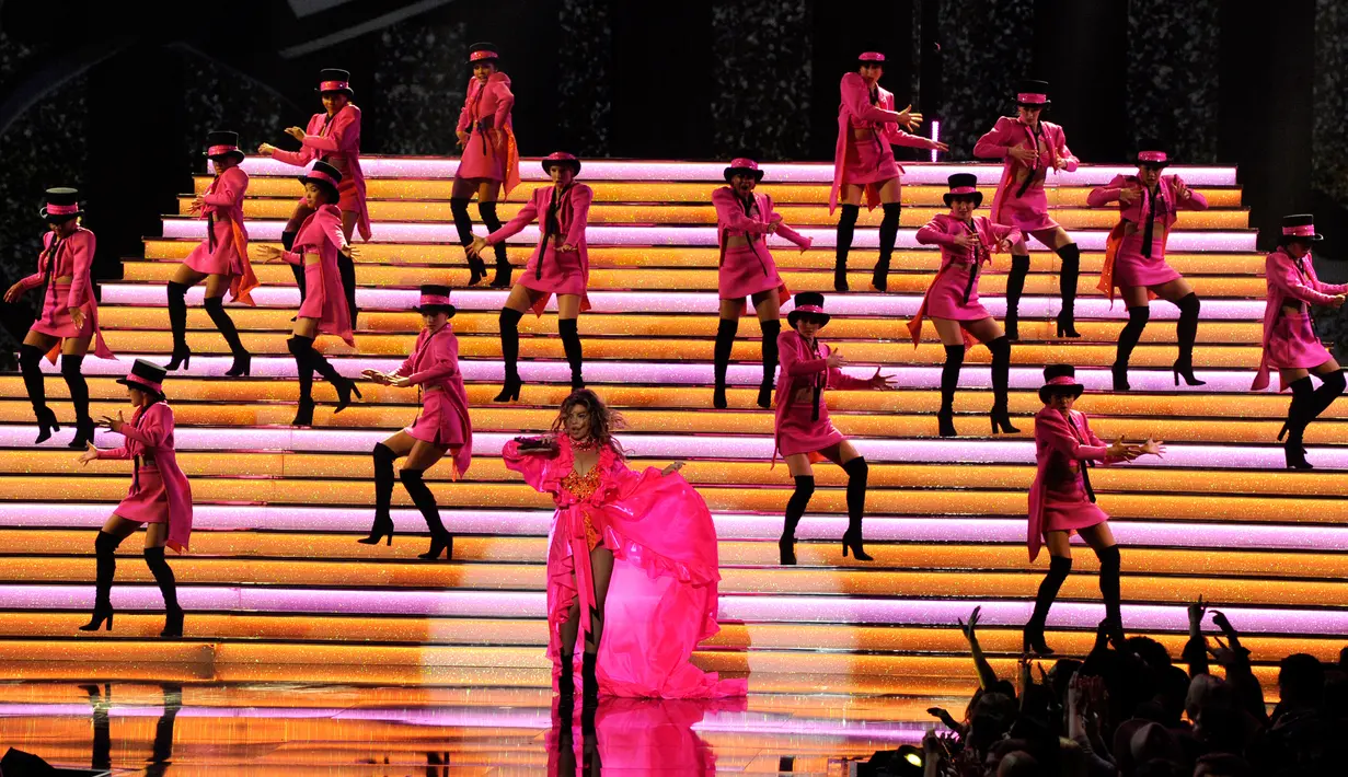 Penampilan Shania Twain dalam acara American Music Awards (AMA) 2019 di Microsoft Theater, Los Angeles, Amerika Serikat, Minggu (24/11/2019). Penyanyi berusia 54 tahun tersebut tampil enerjik dengan membawakan medley sejumlah lagu populer. (Photo by Chris Pizzello/Invision/AP)