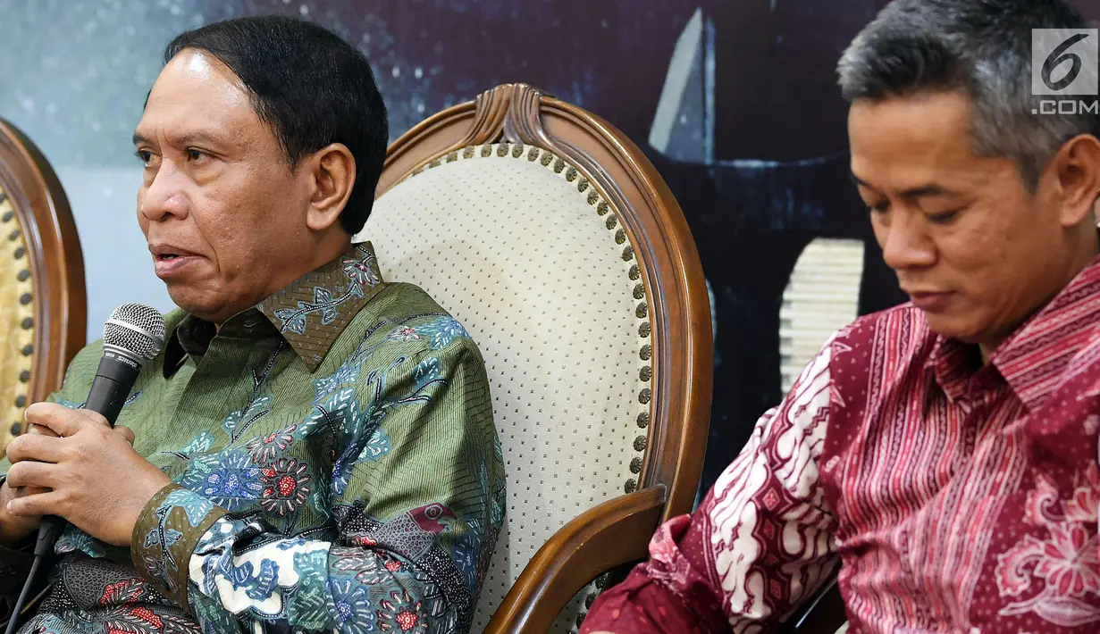 Anggota Fraksi MPR Partai Golkar yang juga Ketua Komisi II DPR RI, Zainudin Amali bersama Komisioner KPU RI, Wahyu Setiawan menjadi pembicara diskusi 4 Pillar MPR RI di Kompleks Parlemen Senayan, Jakarta, Senin (27/8).(Liputan6.com/JohanTallo)