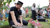 Sebelum mendatangi makam kakaknya, Olga di TPU Malaka, Pondok Kelapa, Jakarta Timur, Billy dan keluarga terlebih dulu menggelar pengajian di rumahnya. (Deki Prayoga/Bintang.com)