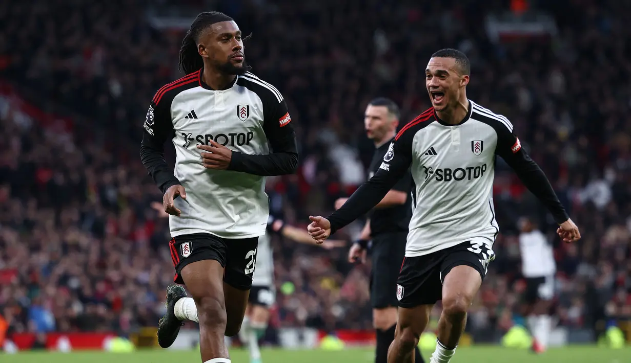 Gelandang serang Nigeria yang membela Fulham, Alex Iwobi sukses mencetak satu gol saat timnya mengalahkan tuan rumah Manchester United 2-1 (24/2/2024). Pemain yang didatangkan Fulham dari Everton pada awal musim 2023/2024 ini total telah bermain dalam 23 laga di semua kompetisi musim ini dengan torehan 5 gol dan 1 assist. (AFP/Darren Staples)