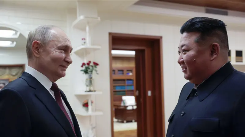 Vladimir Putin dan Kim Jong Un di Pyongyang, Rabu (19/6/2024).