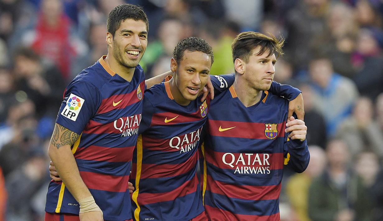 Striker Barcelona, Neymar Jr, bersama Lionel Messi dan Luis Suarez merayakan gol yang dicetaknya ke gawang Real Sociedad pada laga La Liga Spanyol di Stadion Camp Nou, Barcelona, Sabtu, (28/5/2015). (AFP/Lluis Gene)