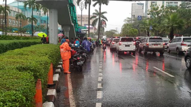 Banjir di Jalan Asia-Afrika, Senayan, Jaksel, surut. (Twitter @DinasSDAJakarta)