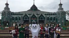Maskot Piala Dunia 2022, La'eeb (tengah) berfoto bersama masyarakat di Masjid Al-Markaz Al-Islami, Makassar, Jumat (4/11/2022). (Dok. SCM)