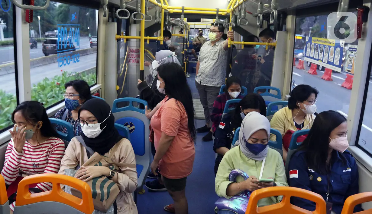 Suasana dalam bus Transjakarta yang melintas di kawasan Sudirman, Jakarta, Kamis (21/10/2021). PT Transportasi Jakarta (Transjakarta) mulai memberlakukan kapasitas angkut pelanggan sebesar 100 persen mulai hari ini. (Liputan6.com/Herman Zakharia)