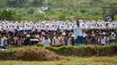 Para petani berdoa usai melaksanakan salat meminta hujan (Istisqa) di Peukan Bada, dekat Banda Aceh, Kamis (23/1/2020). Salat Istisqa bertujuan memohon diturunkannya hujan karena sejumlah wilayah di sana mengalami musim kemarau sehingga menyebabkan kekeringan. (CHAIDEER MAHYUDDIN / AFP)