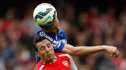 Gelandang Arsenal, Santi Cazorla berebut bola dengan gelandang Chelsea Nemanja Matic saat Laga Liga Premier Inggris di Emirates Stadium, Minggu (26/4/2015). Arsenal bermain imbang 0-0 atas Chelsea. (Reuters/John Sibley)