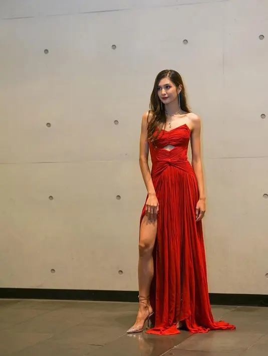 Dress yang terbuat dari chiffon silk ini memiliki detail hand pleated dan high slit. (Instagram/miktambayong).