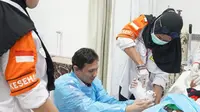 Penanganan cedera patah tulang terhadap jemaah haji lansia akibat terjatuh saat beribadah di Masjidil Haram. Tindakan medis ini dilakukan dokter spesialis orthopedi KKHI Makkah. (FOTO: MCH PPIH ARAB SAUDI 2023)