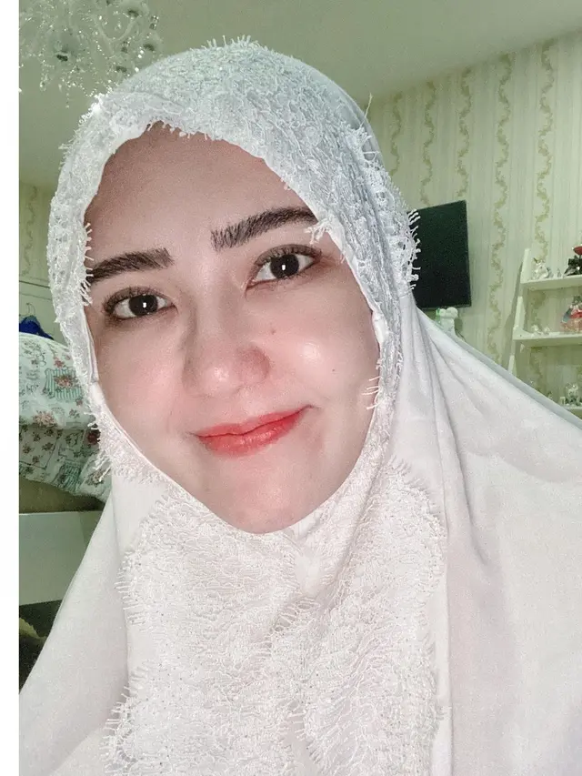 7 Potret Via Vallen saat Pakai Hijab, Banjir Pujian