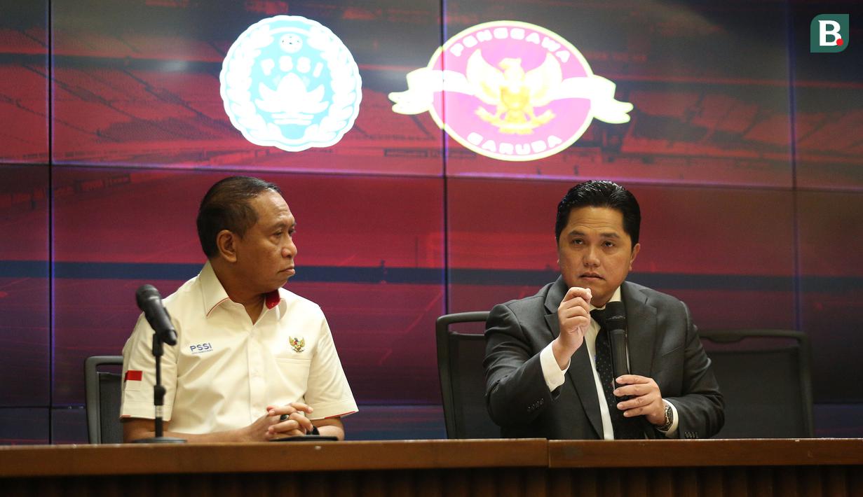 Ketua Umum PSSI, Erick Thohir (kanan) didampingi Waketum PSSI, Zainudin Amali memberikan keterangan kepada wartawan saat konferensi pers pengumuman resmi FIFA Matchday antara Timnas Indonesia melawan Argentina di ruang media Stadion Utama Gelora Bung Karno (SUGBK), Jakarta, Rabu (24/05/2023). (Bola.com/Bagaskara Lazuardi)