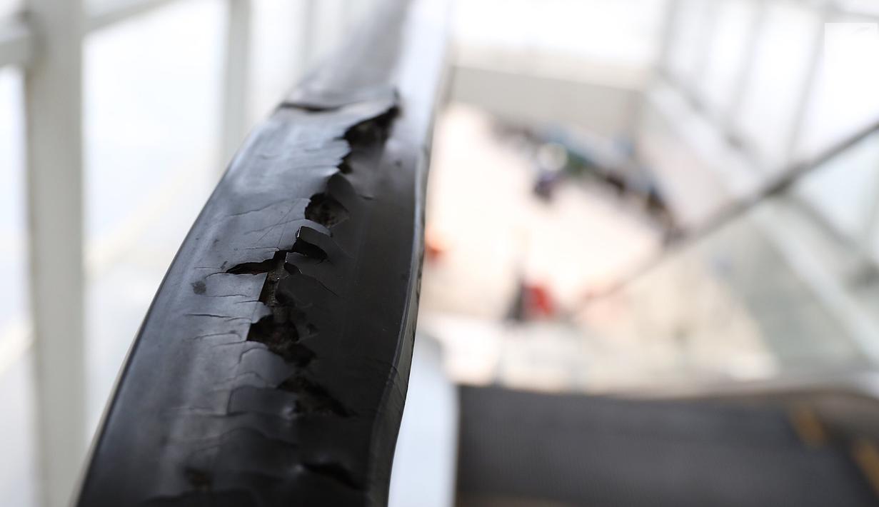 Penampakan eskalator yang rusak di Terminal Manggarai, Jakarta, Jumat (23/3). Kerusakan tersebut menyebabkan aktivitas penumpang terganggu serta mengurangi kenyamanan. (Liputan6.com/Immanuel Antonius)