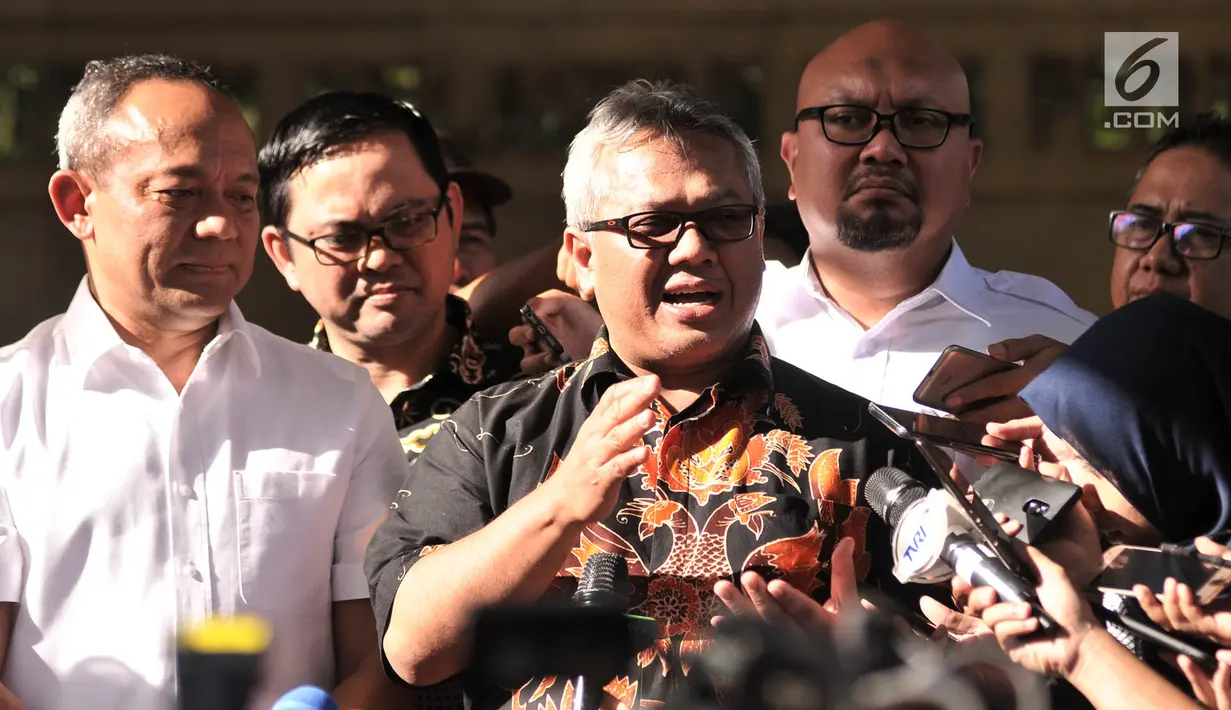 Ketua KPU Arief Budiman didampingi Kabareskrim Polri Komjen Pol Arief Sulistyanto memberikan keterangan usai melaporkan kasus hoaks surat suara tercoblos di Gedung Bareskrim Polri, Gambir, Jakarta, Kamis (3/1). (Merdeka.com/Iqbal S. Nugroho)