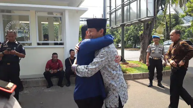 Sandiaga Uno dan Erick Thohir Berpelukan