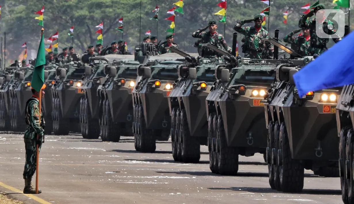 Prajurit TNI menaiki panser saat parade alutsista pada perayaan HUT ke-74 TNI di Lanud Halim Perdanakusuma, Jakarta Timur, Sabtu (5/10/2019). Perayaan HUT ke-74 TNI bertemakan 'TNI Profesional Kebanggaan Rakyat'. (Liputan6.com/JohanTallo)