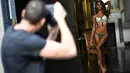 Model cantik, Jasmine Tookes melakukan pemotretan dengan bra Victoria’s Secret seharga Rp 39 miliar di Gladstone, New Jersey, 8 Oktober 2016. Bra tersebut bertatahkan lebih dari 9.000 zamrud dan permata berkilauan.  (DIMITRIOS KAMBOURIS/GETTY IMAGES/AFP)