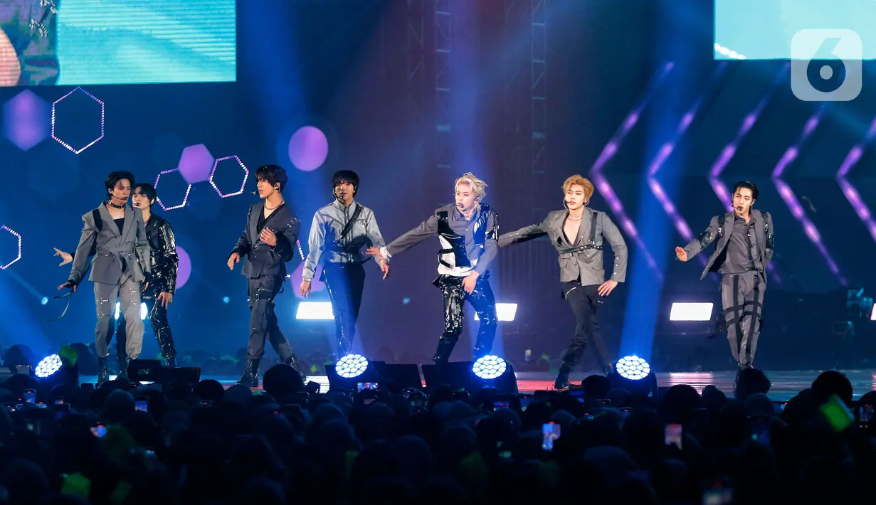 Aksi personel NCT Dream dalam konser bertajuk The Dream Show 2 in Jakarta hari pertama di Indonesia Convention Exhibition atau ICE BSD, Tangerang, Sabtu (4/3/2023) malam. Pertunjukkan ini dibuka tepat pukul 18.35 WB dengan lagu Glitch Mode, Countdown (3, 2, 1) dan Stronger. (Liputan6.com/Angga Yuniar)