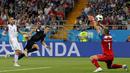 Proses terjadinya gol yang dicetak gelandang Kroasia, Ivan Perisic, ke gawang Islandia pada laga grup D Piala Dunia di Rostov Arena, Rostov-on-Don, Selasa (26/6/2018). Kroasia menang 2-1 atas Islandia. (AP/Vadim Ghirda)
