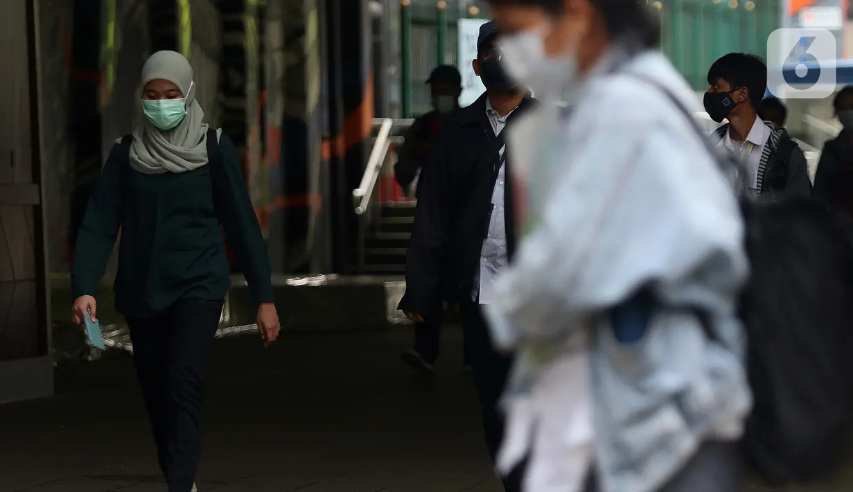 Warga melintasi terowongan Kendal, Dukuh Atas, Jakarta, Kamis (21/1/2021). Untuk mencegah penyebaran virus COVID-19, pemerintah memperpanjang pemberlakuan pembatasan kegiatan masyarakat (PPKM) di Jawa-Bali selama 14 hari kedepan, mulai 26 Januari-8 Februari 2021. (Liputan6.com/Helmi Fithriansyah)