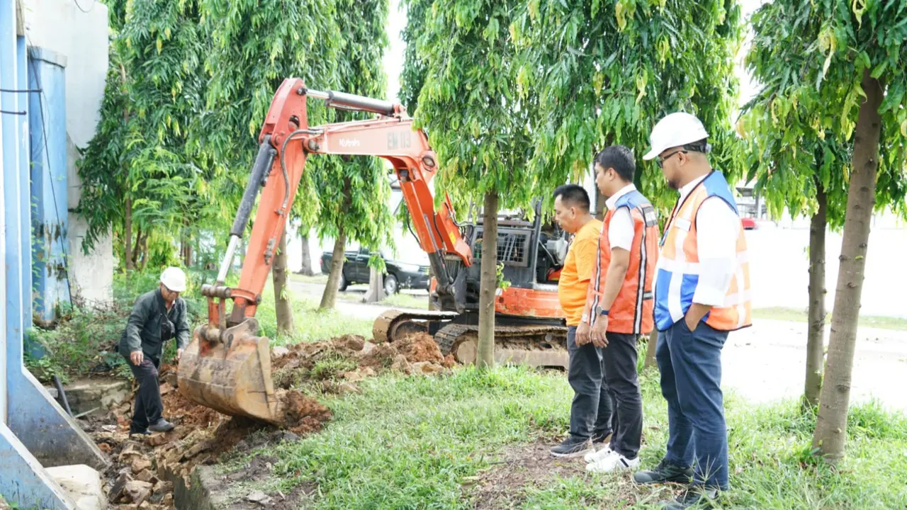 PT Pelindo melakukan pengerukan drainase air yang tersumbat oleh sampah dan tanah. Foto : (Istimewa).