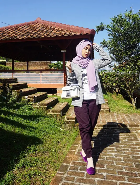 "Awalnya sebelum puasa beberapa minggu mendadak senang lihat foto-foto orang pakai hijab, pakai baju muslim. Nggak tau kenapa jadi ingin coba, lama-lama minta bantuan mama gimana cara pakai," ungkap Anisa, lewat sambungan telepon, Jumat (5/8/2016). 