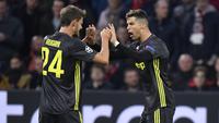 Striker Juventus, Cristiano Ronaldo, bersama Daniele Rugani melakukan selebrasi usai membobol gawang Ajax Amsterdam pada laga Liga Champions di Stadion Johan Cruyff, Rabu (10/4). Kedua tim bermain imbang 1-1. (AP/Martin Meissner)