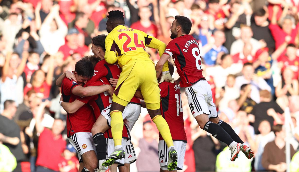 Kiper MU, Andre Onana (tengah), ikut melakukan selebrasi bersama rekan-rekannya setelah Scott McTominay mencetak gol kemenangan Manchester United atas Brentford dalam laga pekan kedelapan Liga Inggris 2023/2024 yang berlangsung di Old Trafford, Sabtu (8/10/2023). (AFP/Darren Staples)