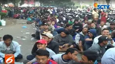 Antrian juga terlihat di depan loket kelas ekonomi. Bahkan, antrian mengular hingga ratusan meter.