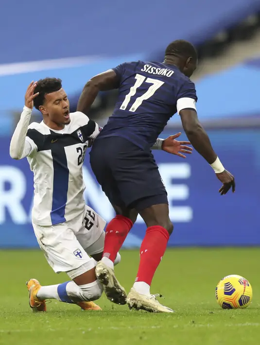 Bek Finlandia, Nicholas Hamalainen berebut bola dengan gelandang Prancis, Moussa Sissoko dalam laga persahabatan internasional di Stade de France, Saint-Denis, Kamis (12/11) WIB. Timnas Finlandia mencetak kemenangan bersejarah atas tuan rumah Prancis dengan skor 2-0. (AP Photo/Michel Euler)