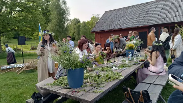 Merangkai mahkota bunga saat perayaan Midsommar atau Midsummer yang diselenggarakan saat Democratic Design Days, IKEA di Swedia.