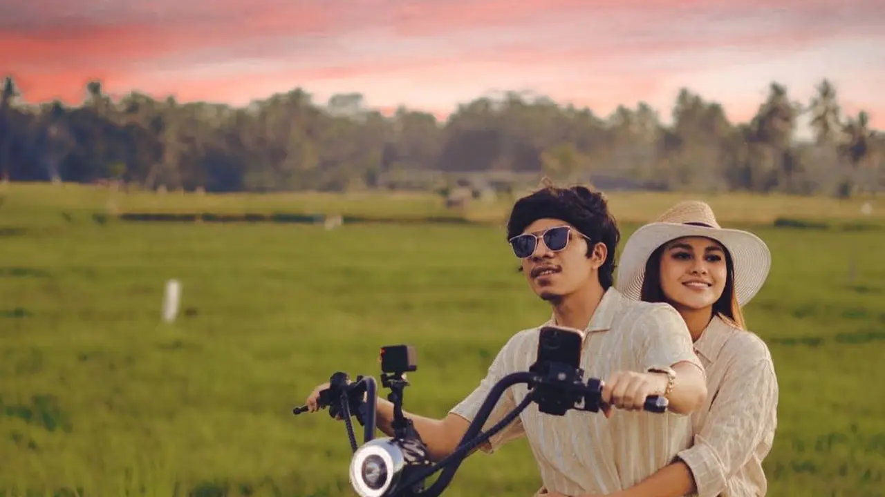 Atta Halilintar dan Aurel Hermansyah. (Foto: Instagram @attahalilintar)