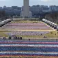 Ribuan bendera ditempatkan di National Mall, menghadap ke Monumen Washington, dan Lincoln Memorial, menjelang pelantikan Presiden terpilih Joe Biden di Washington, Senin (18/1/2021). Pelantikan Biden dan wakilnya, Kamala Harris akan mencakup "parade virtual di seluruh AS". (AP Photo/Alex Brandon)