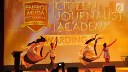 Penari membawakan tarian dalam acara awarding Citizen Journalist Academy - Energi Muda Pertamina di Jakarta, Sabtu (18/11). Acara awarding memberikan sejumlah penghargaan untuk performa kerja dan hasil karya para finalis. (Liputan6.com/Helmi Afandi)