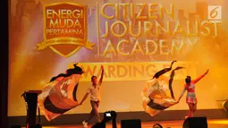 Penari membawakan tarian dalam acara awarding Citizen Journalist Academy - Energi Muda Pertamina di Jakarta, Sabtu (18/11). Acara awarding memberikan sejumlah penghargaan untuk performa kerja dan hasil karya para finalis. (Liputan6.com/Helmi Afandi)