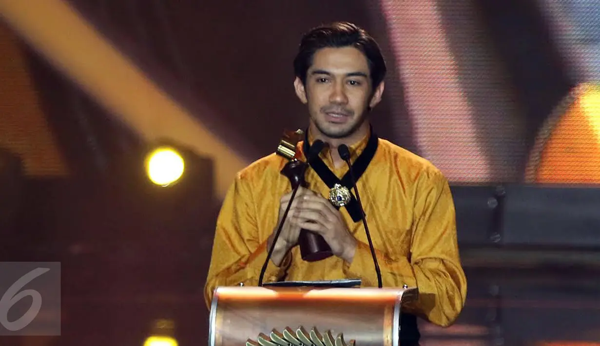 Aktor Reza Rahadian meraih penghargaan sebagai Pemeran Utama Pria Terpuji Festival Film Bandung (FFB) 2016 lewat perannya dalam film My Stupid Boss, di Monumen Perjuangan Rakyat Jawa Barat, Sabtu (24/9). (Liputan6.com/Herman Zakharia)