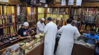 Dua pria membeli tasbih selama bulan suci Ramadan di sebuah pasar di Kota Kuwait (25/5/2019). Kuwait adalah negara monarki yang kaya akan minyak di pesisir Teluk Persia, Timur Tengah. (AFP Photo/Yasser Al-Zayyat)